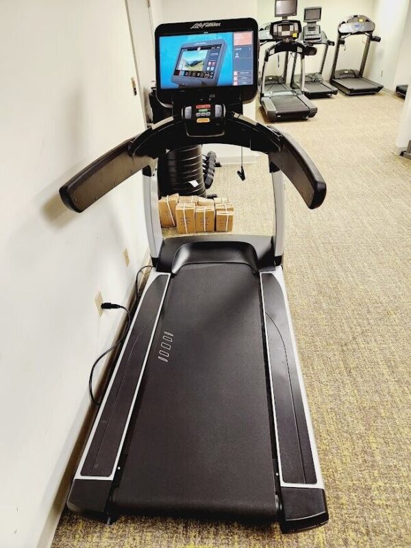 Life Fitness Refurbished 95T Elevation Series Discover SE Treadmill.