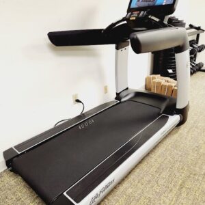 Life Fitness Refurbished 95T Elevation Series Discover SE Treadmill1.