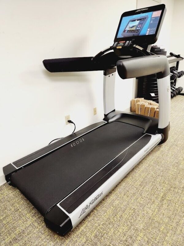 Life Fitness Refurbished 95T Elevation Series Discover SE Treadmill1.