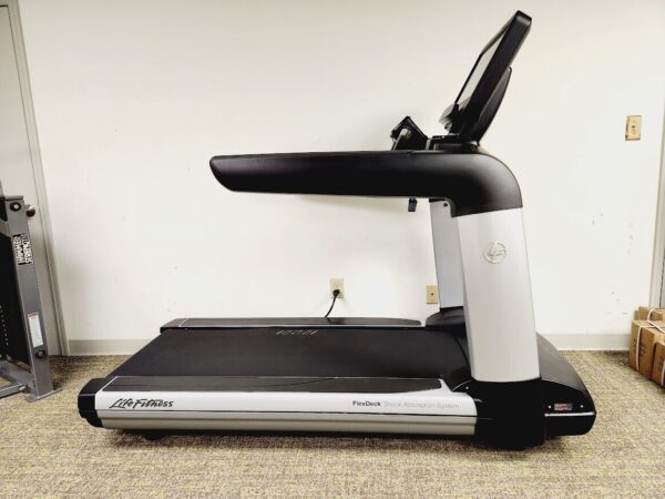 Life Fitness Refurbished 95T Elevation Series Discover SE Treadmill4.